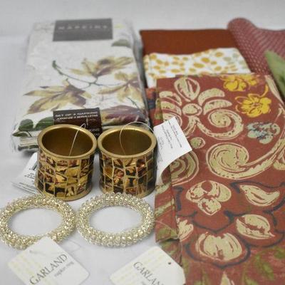15 Piece Fall Table Decor: 2 Placemats, 4 Napkin Rings, 9 Cloth Napkins - New