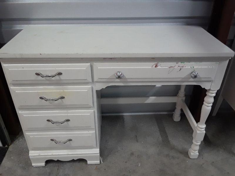 VINTAGE WHITE DESK