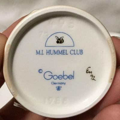 HUMMEL GOEBEL FIGURINE 493 TMK 7 Two Hands, One Treat G539 AP