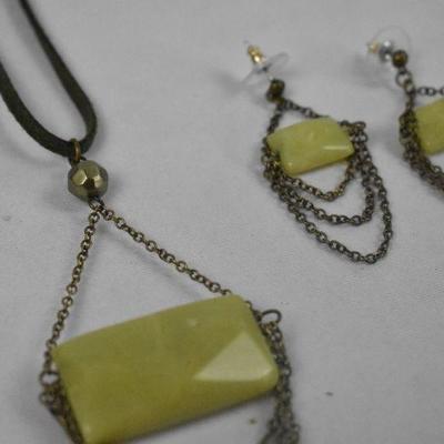 Green Stone Adjustable Necklace & Matching Earrings