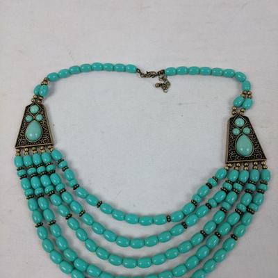 Costume Jewelry: Turquoise/Gold Tone Necklace