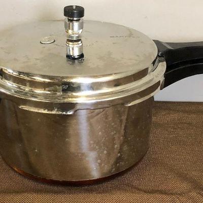 Lot #45 Copper Bottom Cookware MANTTRA Pressure Cooker