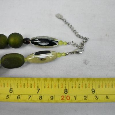 Costume Jewelry: Green Bead/Wood Necklace