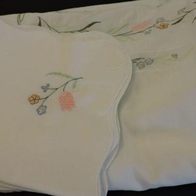 Embroidered Tablecloth with 3 matching napkins