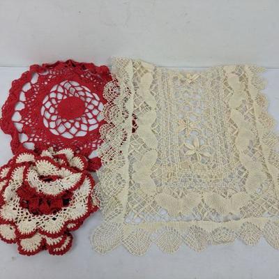 7 Doilies & Table Runner