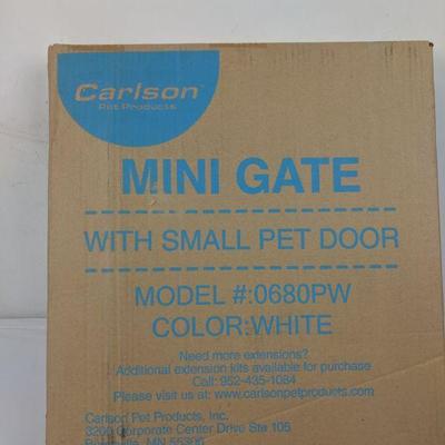 Carlson Mini Gate W/ Small Pet Door - New