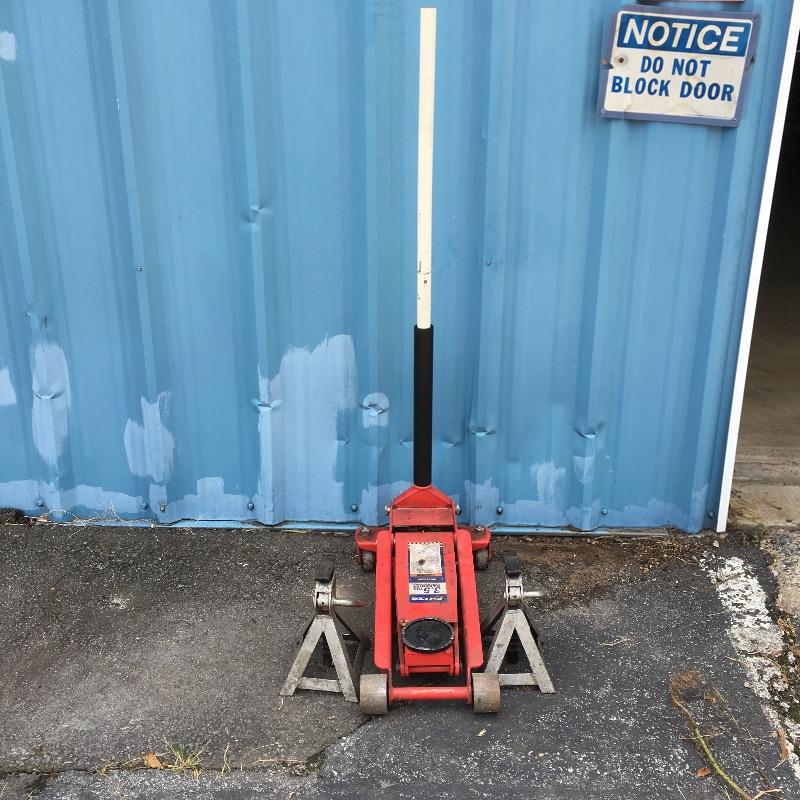 Lot 1 Floor Jack & Jack Stands Lot 1 Floor Jack & Jack Stands