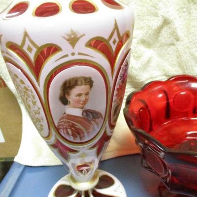 Lot 31 - Decorative Glassware Items