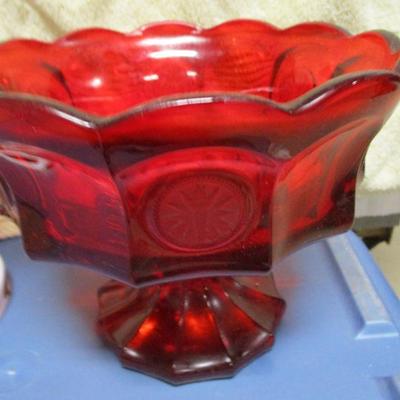 Lot 31 - Decorative Glassware Items