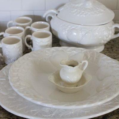 Lot 31 White Ceramic Pieces