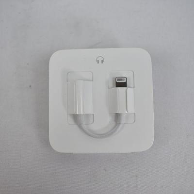 White Wired Apple Earbuds with Lightning Cord Adapter