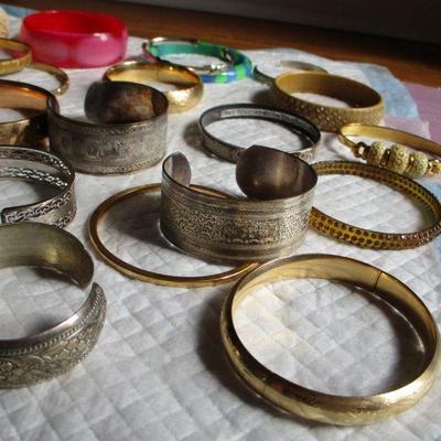 Lot 142 - Costume Jewelry  Bracelets 