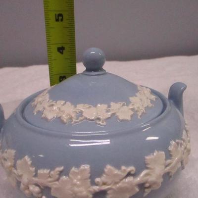 Lot 44 - Wedgwood Sugar Bowl With Lid - Embossed Queen's Ware