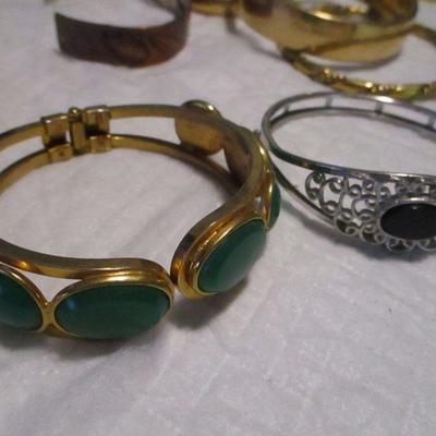Lot 154 - Costume Jewelry - Bracelets 