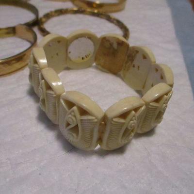 Lot 154 - Costume Jewelry - Bracelets 