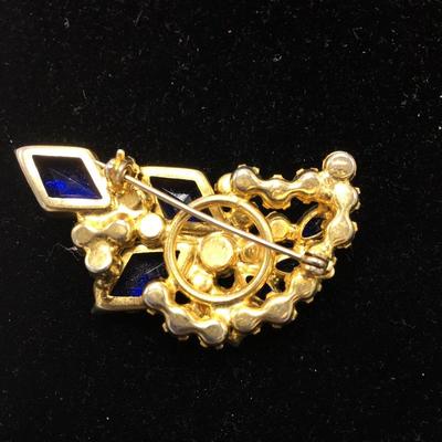 Lot 41 - Five Broaches 