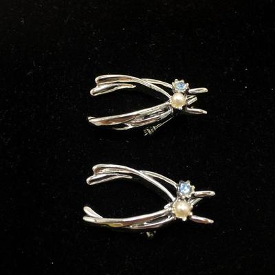 Lot 41 - Five Broaches 