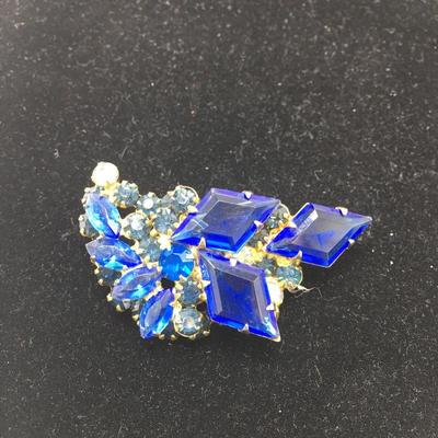 Lot 41 - Five Broaches 