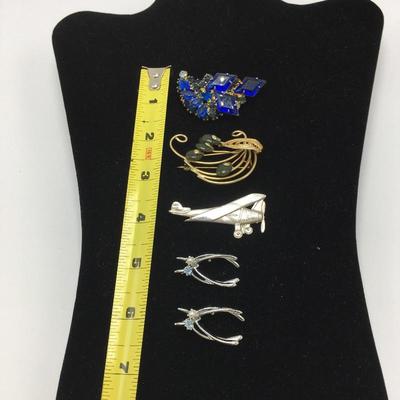 Lot 41 - Five Broaches 