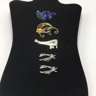 Lot 41 - Five Broaches 