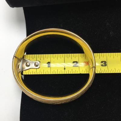 Lot 51 - 14k Gold Bangle Bracelet