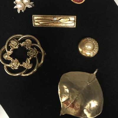 Lot 52 - Gold Rings, Pendants & Pins