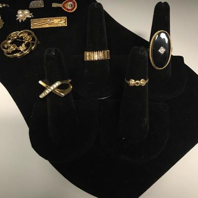 Lot 52 - Gold Rings, Pendants & Pins