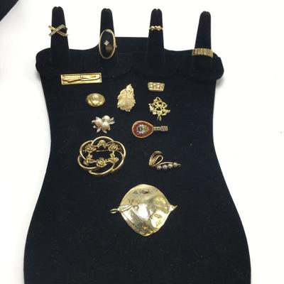 Lot 52 - Gold Rings, Pendants & Pins