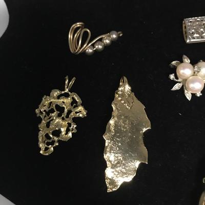 Lot 52 - Gold Rings, Pendants & Pins