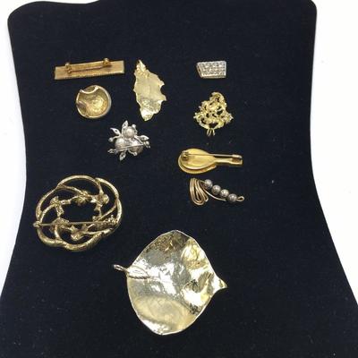 Lot 52 - Gold Rings, Pendants & Pins