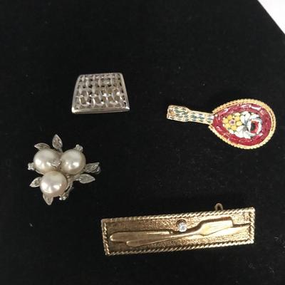 Lot 52 - Gold Rings, Pendants & Pins