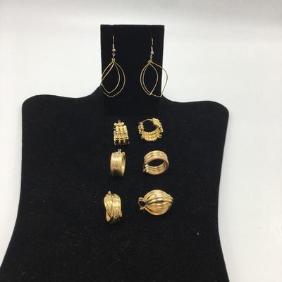 Lot 83 - 14k Gold Earrings - Four pairs