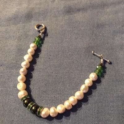 Lot 1083: Freshwater Pearls, Sea Green crystals