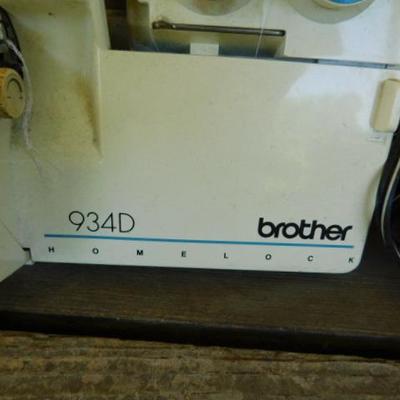 Brother Homelock Serger Sewing Machine Model 934D with Foot Pedal