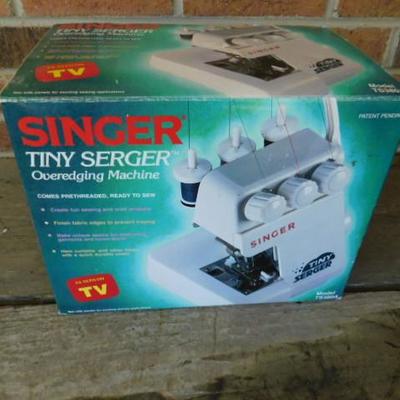Singer Tiny Serger Overedging Machine In Box with Accessories