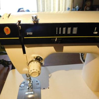 Singer 3102 Sewing Machine with Cabinet