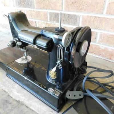 Singer Model 221 Featherweight Sewing Machine with Box and Accessories (Tested)