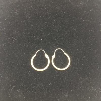 Lot 137 - Stella & Dot Ring & Gold Earrings 