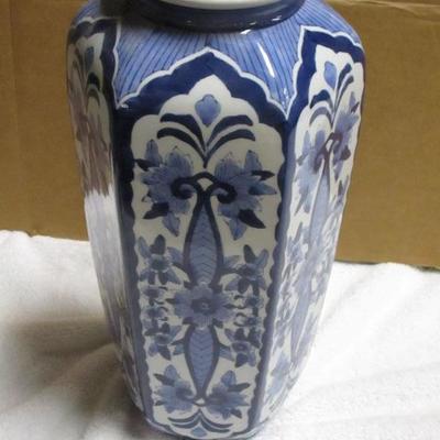 Lot 109 - Decorative Vase