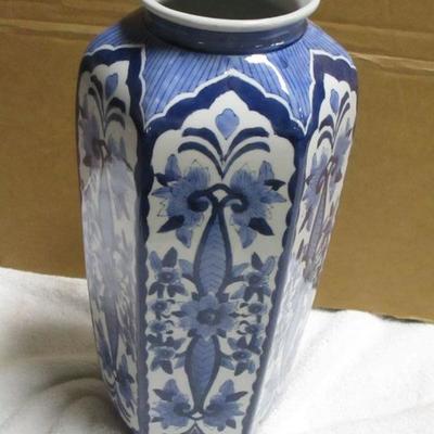 Lot 109 - Decorative Vase