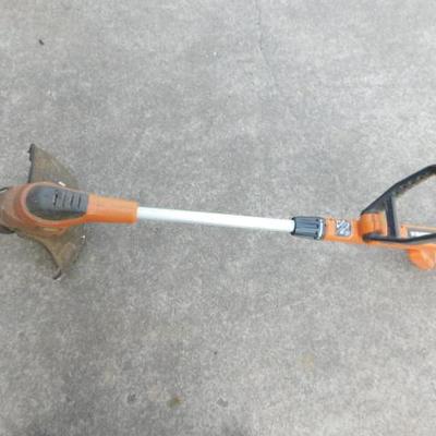 Black & Decker Battery Weed Eater with 4 Batteries (no charges)