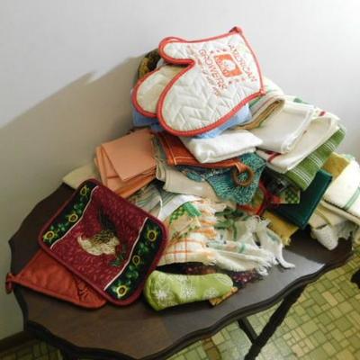 Large Collection of Kitchen and Dining Linens and Accessories (See all Pictures)