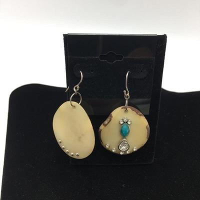 Lot 145 - Array of Earrings