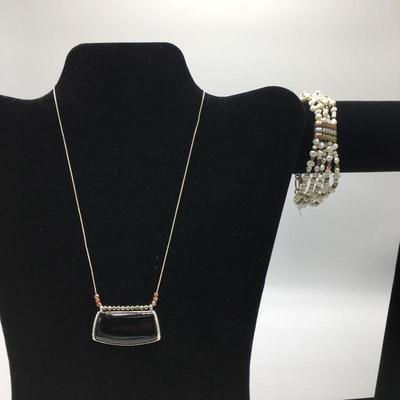 Lot 160 - Agate Stone Necklace with Bracelet