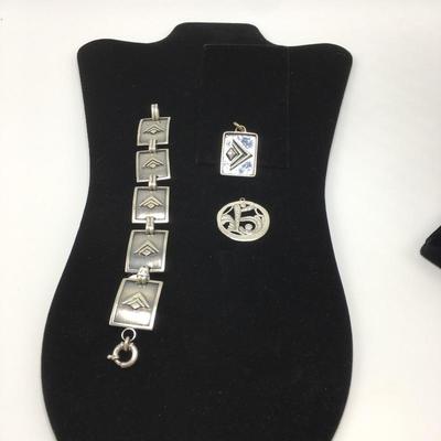 Lot 186 - Silpada Logo Sterling Silver Jewelery