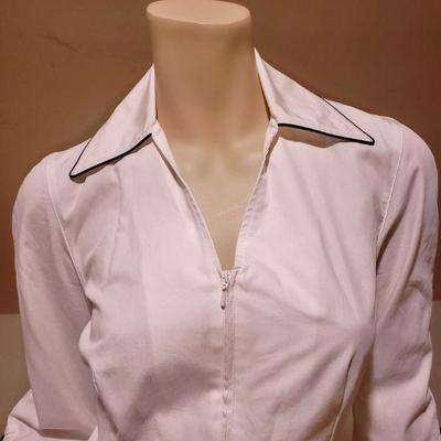 Anne Fontaine Paris fitted crisp white blouse w/ black piping  front  zipper