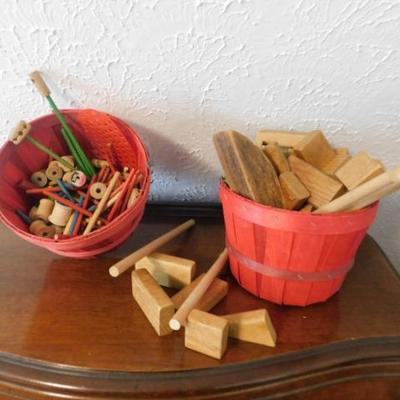 Large Collection of Lincoln Logs and Building Blocks (See all Pictures)