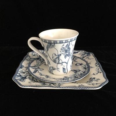 Lot 76 - Blue & White Dishware