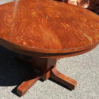 114 - Old heavy veneered round table on pedestal