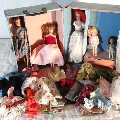 142-Barbie Case: Wig Barbie 1967, Brown-haired Barbie 1966, Midge 1968? Clothes and accessories